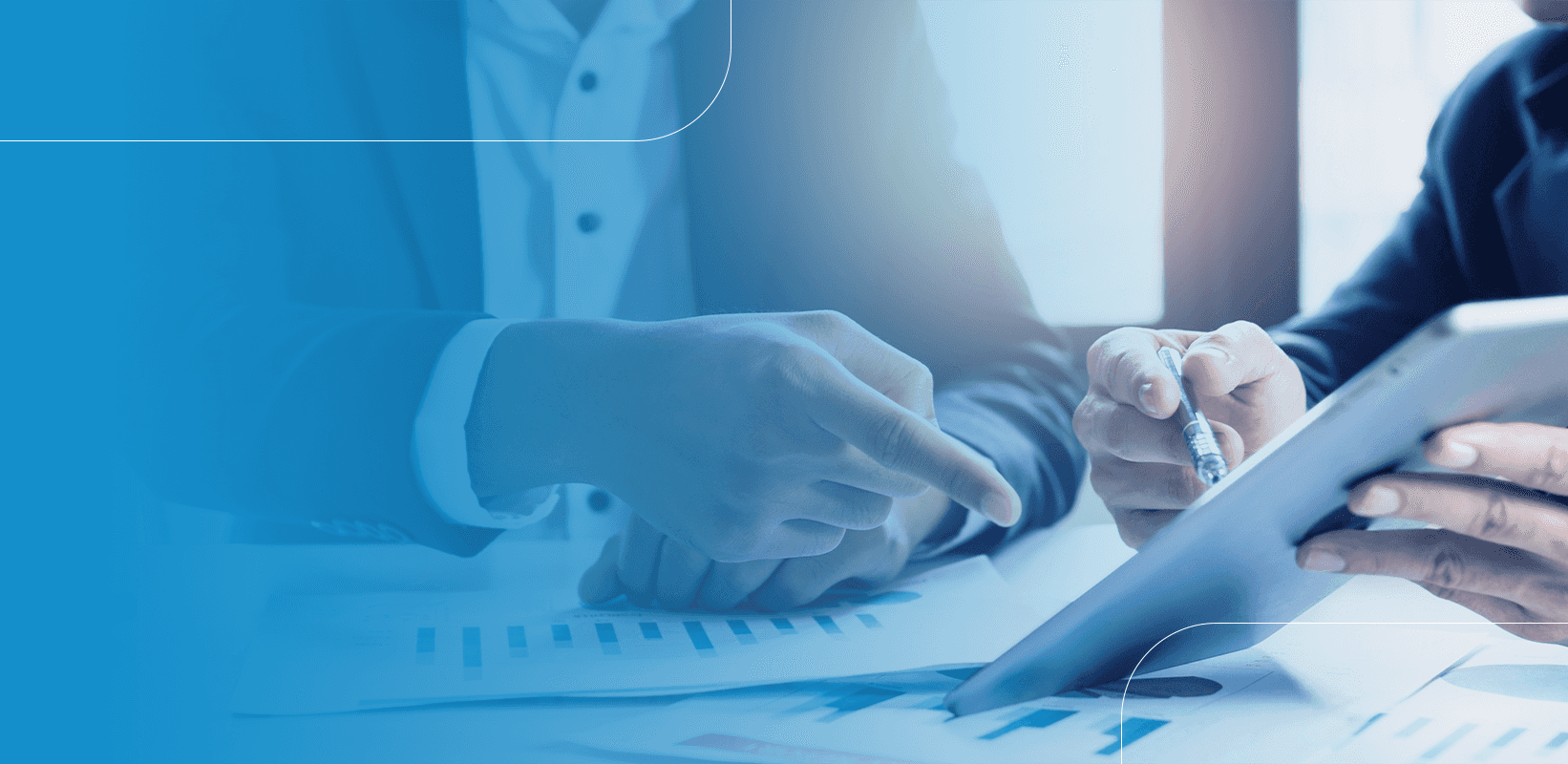 Profissionais analisando documentos e gráficos